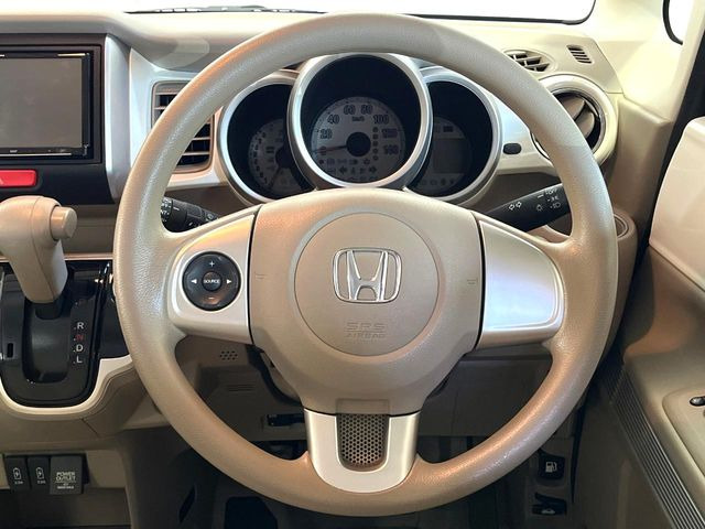 インテリアに合わせたデザインのステアリングは、運転される方のことも考え、運転しやすい形状、大きさです。是非一度、実際に触ってお確かめください。