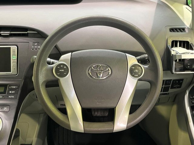�C���e���A�ɍ��킹���f�U�C���̃X�e�A�����O�́A�^�]�������̂��Ƃ��l���A�^�]���₷���`��A�傫���ł��B�����x�A���ۂɐG���Ă��m���߂��������B
