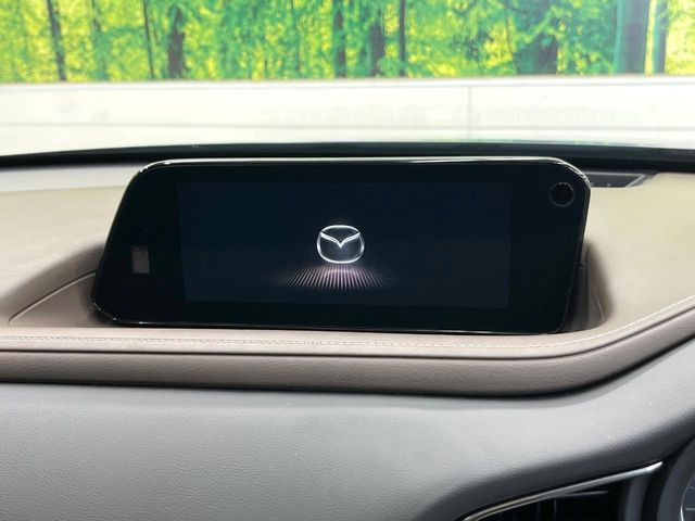 【8.8インチマツダコネクト】車内の雰囲気にマッチした大型のディスプレイ。スマホ接続でのナビ使用やBluetooth再生等、様々な機能が楽しめます。直感的なダイヤル操作が可能で、使い勝手も良好です。