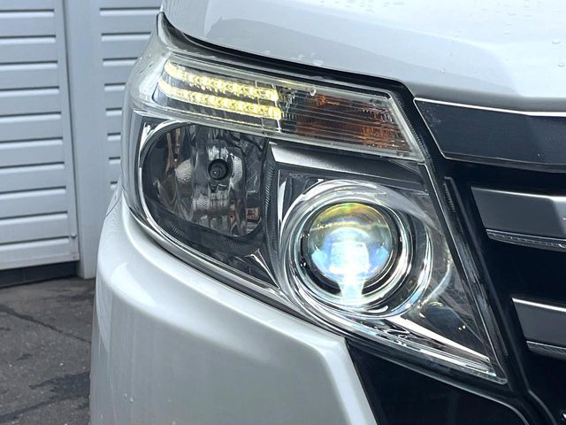 【LEDヘッドライト】悪天候や夜間走行時も良好な視界を確保し安心して運転できる高輝度LEDヘッドライトを装備!点灯速度が早く、消費電力も抑えられています。