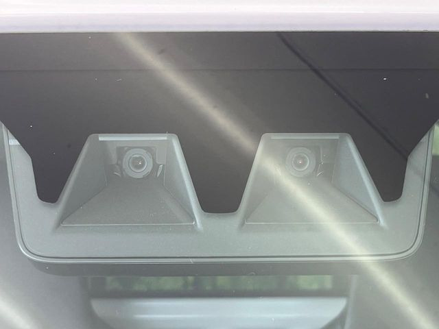 【スマートアシスト】走行中に前方の車両等を認識し、衝突しそうな時は警報とブレーキで衝突回避と被害軽減をアシスト。より安全にドライブをお楽しみいただけます。