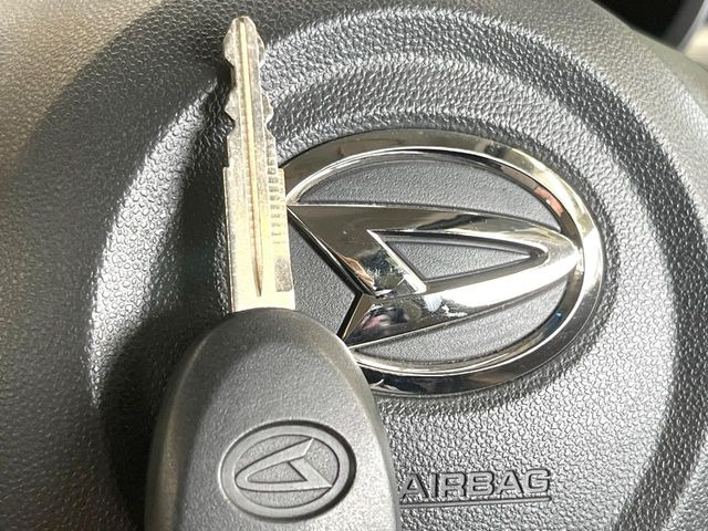 【キーレス】少し離れた場所からでもボタン一つでドアの開錠・施錠ができるのでとっても便利!ドアの鍵穴周りに傷をつけることもありません