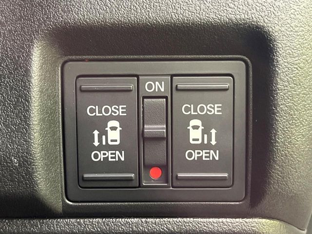 【両側パワースライドドア】スマートキーや運転席のスイッチで後席両側スライドドアの開閉が可能♪電動だから力を入れてドアを開ける必要が無く、小さなお子様でも簡単に開け閉めでき快適です♪