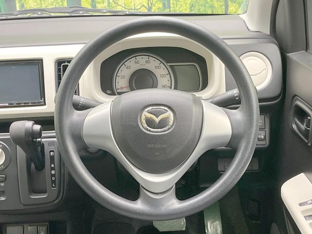 �C���e���A�ɍ��킹���f�U�C���̃X�e�A�����O�́A�^�]�������̂��Ƃ��l���A�^�]���₷���`��A�傫���ł��B�����x�A���ۂɐG���Ă��m���߂��������B