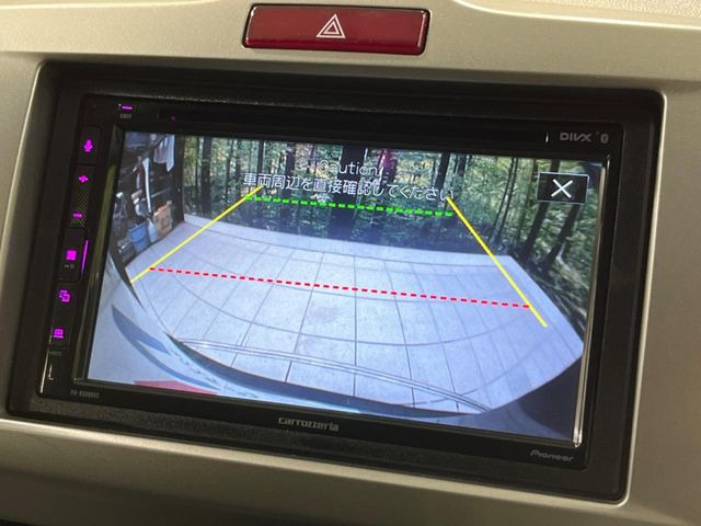 【バックカメラ】駐車時に後方がリアルタイム映像で確認できます。大型商業施設や立体駐車場での駐車時や、夜間のバック時に大活躍!運転スキルに関わらず、今や必須となった装備のひとつです!