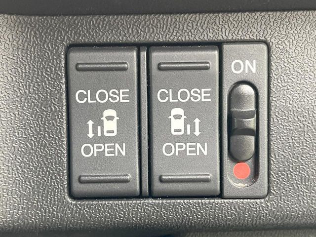 【両側パワースライドドア】スマートキーや運転席のスイッチで後席両側スライドドアの開閉が可能♪電動だから力を入れてドアを開ける必要が無く、小さなお子様でも簡単に開け閉めでき快適です♪