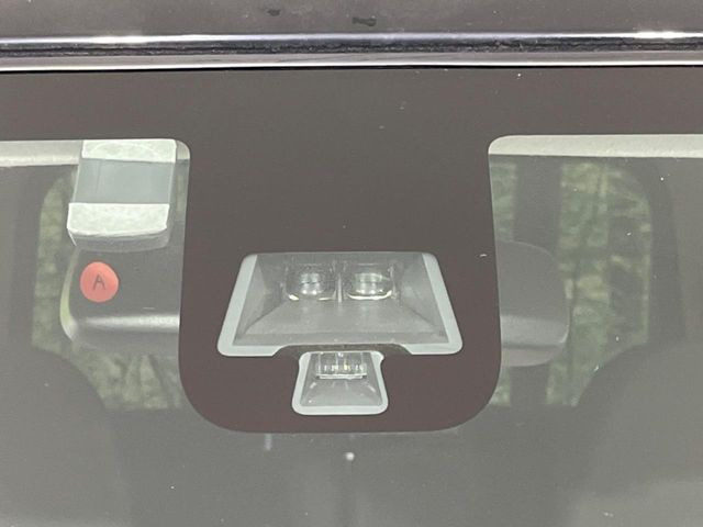 【エマージェンシーブレーキ】走行中に前方の車両等を認識し、衝突しそうな時は警報とブレーキで衝突回避と被害軽減をアシスト。より安全にドライブをお楽しみいただけます。