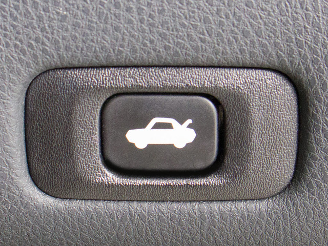 ボタン一つでトランクオープンが可能!車内から操作できる為、非常に便利な装備の一つとなります!