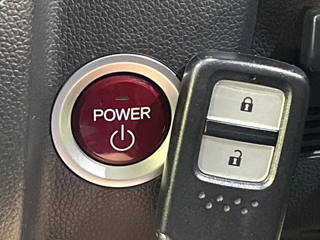 �yHonda�X�}�[�g�L�[�z�J�o����|�P�b�g�ɓ��ꂽ�܂܂ł��h�A�̎{���E�������\�ȃX�}�[�g�L�[�𑕔��B�G���W���̃I���E�I�t�����J�M�����o���K�v����������Ƃ��Ă��֗��ł���