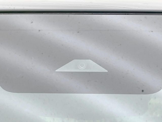 【三菱e-Assist】走行中に前方の車両等を認識し、衝突しそうな時は警報とブレーキで衝突回避と被害軽減をアシスト。より安全にドライブをお楽しみいただけます。