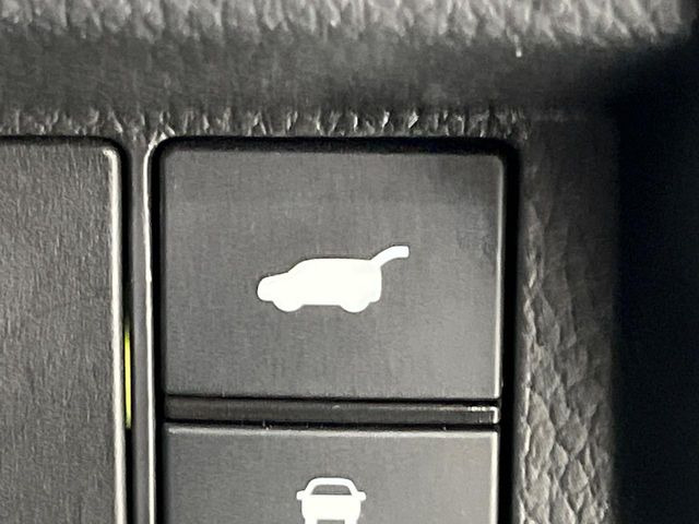 【パワーバックドア】スマートキーや運転席のボタンを押すだけでリアゲートが自動で開閉します!荷物を持っている時や、高い位置にあるバックドアを閉める際に便利な機能です♪