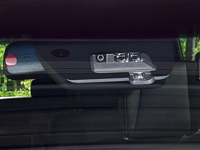 【三菱e-Assist】走行中に前方の車両等を認識し、衝突しそうな時は警報とブレーキで衝突回避と被害軽減をアシスト。より安全にドライブをお楽しみいただけます。