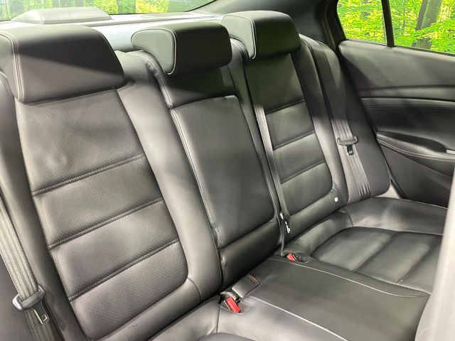 【黒革シート】上質な本革を使用し、高級感あふれる黒革シート。常に体に触れる部分だから、座り心地の良さにはこだわりたいですね♪汚れの付着や劣化を抑制する内装コーティング施工もおススメですよ♪