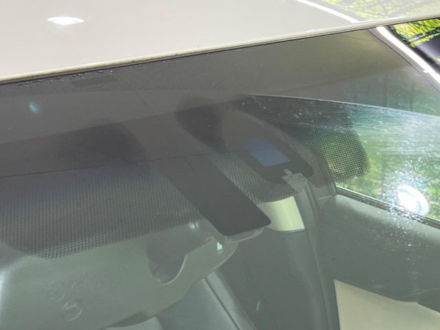 【プリクラッシュセーフティ】前方の車両等を検知し、衝突しそうな時は警報で注意を促し、ブレーキを踏む力をサポート。ブレーキを踏めなかった場合は衝突被害軽減ブレーキが作動、衝突回避をサポートします。