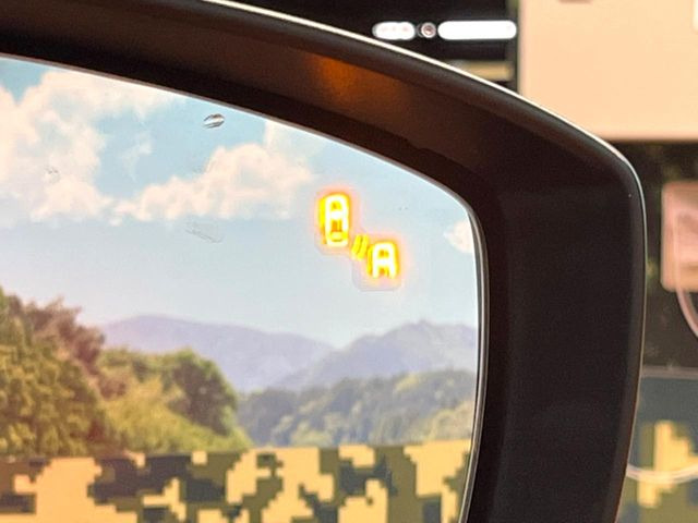 【ブラインドスポットモニタリング】走行中、ドアミラーの死角になりやすい箇所に後続車が接近するとサイドミラー付近に警告を表示、ドライバーに注意喚起をしてくれます。