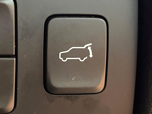 【パワーバックドア】スマートキーや運転席のボタンを押すだけでリアゲートが自動で開閉します!荷物を持っている時や、高い位置にあるバックドアを閉める際に便利な機能です♪