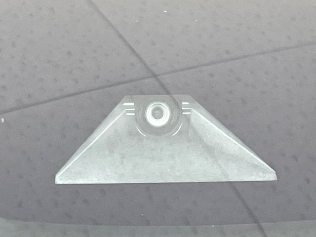 【トヨタセーフティセンス】走行中に前方の車両等を認識し、衝突しそうな時は警報とブレーキで衝突回避と被害軽減をアシスト。より安全にドライブをお楽しみいただけます。