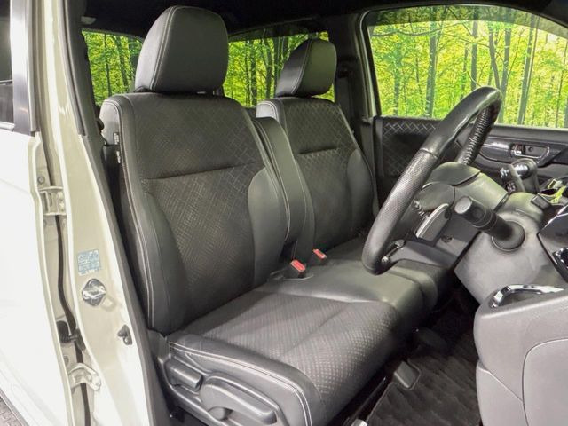 運転席シート廻りは使用感も少なく、良好な状態となっています。丁寧に使われていたことがよくわかりますね。
