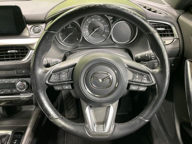 【純正革巻きステアリング】上質な革を使用することで、手にしっかり馴染みとても運転しやすいハンドルです♪