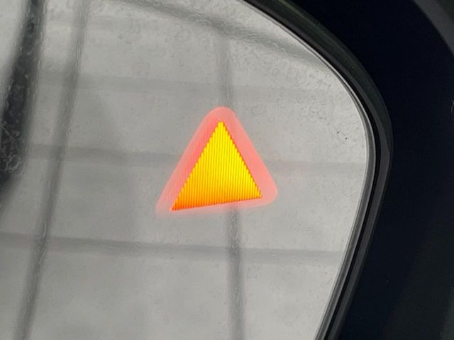 【ブラインドスポットモニター】走行中、ドアミラーの死角になりやすい箇所に後続車が接近するとサイドミラーのレンズに警告を表示!ドライバーに注意喚起をしてくれます。