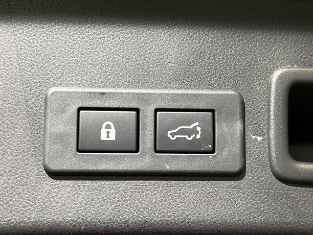 【パワーバックドア】スマートキーや運転席のボタンを押すだけでリアゲートが自動で開閉します!荷物を持っている時や、高い位置にあるバックドアを閉める際に便利な機能です♪