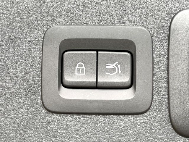 【パワーバックドア】スマートキーや運転席のボタンを押すだけでリアゲートが自動で開閉します!荷物を持っている時や、高い位置にあるバックドアを閉める際に便利な機能です♪
