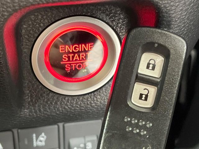 【Hondaスマートキー】カバンやポケットに入れたままでもドアの施錠・解錠が可能なスマートキーを装備。エンジンのオン・オフ時もカギを取り出す必要が無いからとっても便利です♪