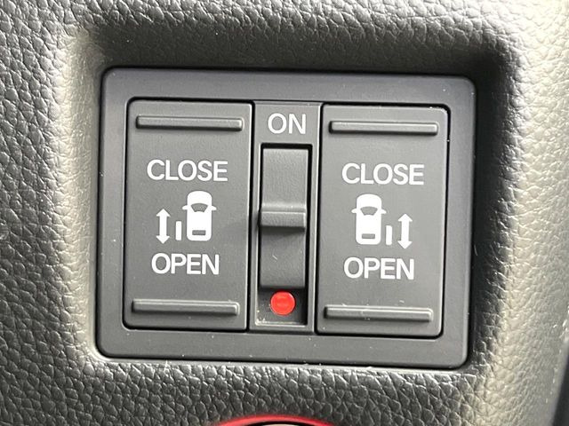 【オートエアコン】一度お好みの温度に設定すれば、車内の温度を検知し風量や温度を自動で調整。暑い&hellip;寒い&hellip;と何度もスイッチ操作をする必要はありません。快適な車内空間には必須の機能ですね♪