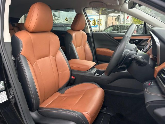 【ブラウンレザーシート】デザイン性が高く、高級感のある茶革シート。常に体に触れる部分だから、座り心地の良さにはこだわりたいですね♪汚れの付着や劣化を抑制する内装コーティング施工もおススメですよ♪