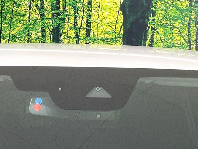 【i-ACTIVESENSE】走行中に前方の車両等を認識し、衝突しそうな時は警報とブレーキで衝突回避と被害軽減をアシスト。より安全にドライブをお楽しみいただけます。