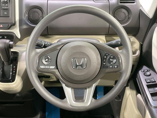 インテリアに合わせたデザインのステアリングは、運転される方のことも考え、運転しやすい形状、大きさです。是非一度、実際に触ってお確かめください。