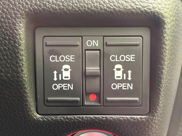 【両側パワースライドドア】スマートキーや運転席のスイッチで後席両側スライドドアの開閉が可能♪電動だから力を入れてドアを開ける必要が無く、小さなお子様でも簡単に開け閉めでき快適です♪