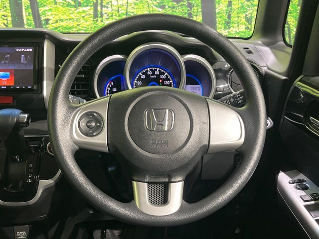 【ステアリングスイッチ】運転中、前方から目線をそらすことなく、オーディオ等の操作が可能な便利機能!安心&快適なドライブを演出してくれます♪