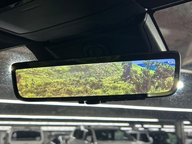 【デジタルインナーミラー】後席の大きな荷物や同乗者で後方が確認しづらい時でも安心!カメラが撮影した車両後方の映像をルームミラー内に表示。クリアな視界で状況の確認が可能です!