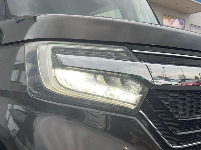 【LEDヘッドライト】悪天候や夜間走行時も良好な視界を確保し安心して運転できる高輝度LEDヘッドライトを装備!点灯速度が早く、消費電力も抑えられています。