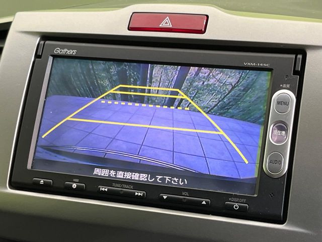 【バックカメラ】駐車時に後方がリアルタイム映像で確認できます。大型商業施設や立体駐車場での駐車時や、夜間のバック時に大活躍!運転スキルに関わらず、今や必須となった装備のひとつです!