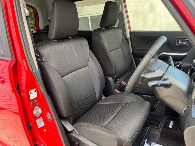 運転席まわりには十分なスペースがあり、大柄な方でもゆったり運転していただける環境です。