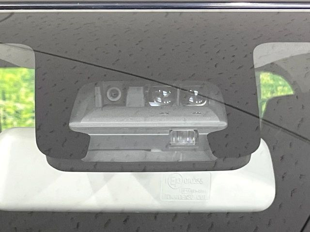 【セーフティパッケージ】走行中に前方の車両等を認識し、衝突しそうな時は警報とブレーキで衝突回避と被害軽減をアシスト。より安全にドライブをお楽しみいただけます。