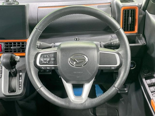 【純正革巻きステアリング】上質な革を使用することで、手にしっかり馴染みとても運転しやすいハンドルです♪