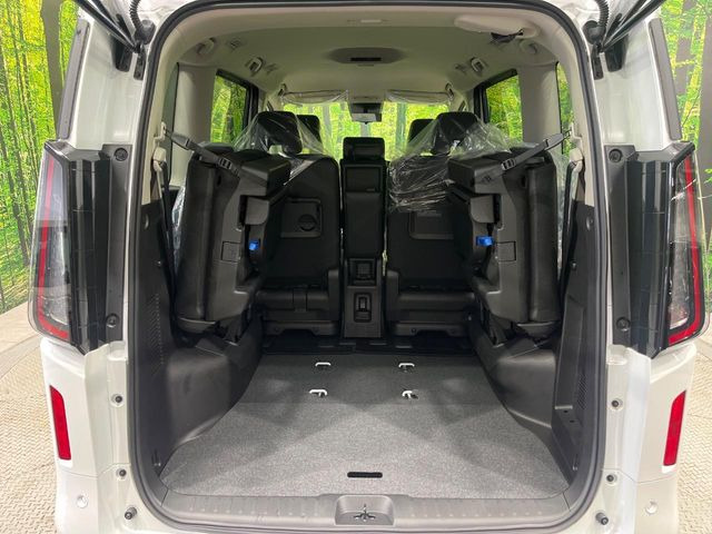 普段のお買い物や通勤、送迎等に十分な荷室スペースを確保しております。セカンドシートを倒すと、大きな荷物の積載も可能です♪