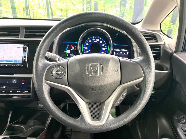 【ステアリングスイッチ】運転中、前方から目線をそらすことなく、オーディオ等の操作が可能な便利機能!安心&快適なドライブを演出してくれます♪