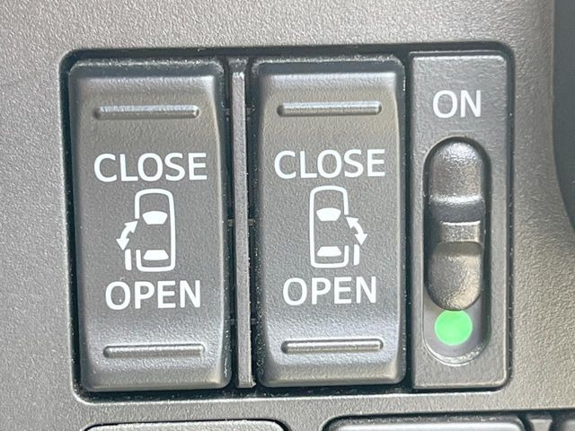 【両側パワースライドドア】スマートキーや運転席のスイッチで後席両側スライドドアの開閉が可能♪電動だから力を入れてドアを開ける必要が無く、小さなお子様でも簡単に開け閉めでき快適です♪