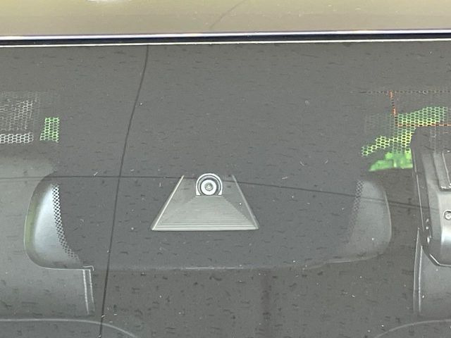 【ホンダセンシング】走行中に前方の車両等を認識し、衝突しそうな時は警報とブレーキで衝突回避と被害軽減をアシスト。より安全にドライブをお楽しみいただけます。