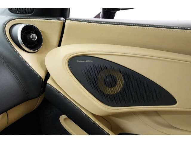 車内でのドライブをより快適に楽しめるオーディオシステムを搭載。スポーツカーでありながら、移動中の音楽も楽しめる装備です。