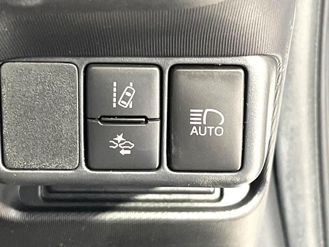 【アダプティブハイビーム】遠くまで明るく照らすハイビームを先行車や対向車に照射しない様、自動で調整!毎回手動で切り替える必要がなく、夜間走行時のストレスも軽減。安全性向上にも寄与します。