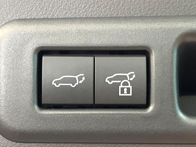 【パワーバックドア】スマートキーや運転席のボタンを押すだけでリアゲートが自動で開閉します!荷物を持っている時や、高い位置にあるバックドアを閉める際に便利な機能です♪