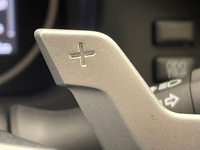 【パドルシフト】ハンドルから手を離さずに素早くシフトアップ&ダウンができるので、エンジンブレーキを使う下り坂や高速道路の合流で加速したい場面で役立ちます。