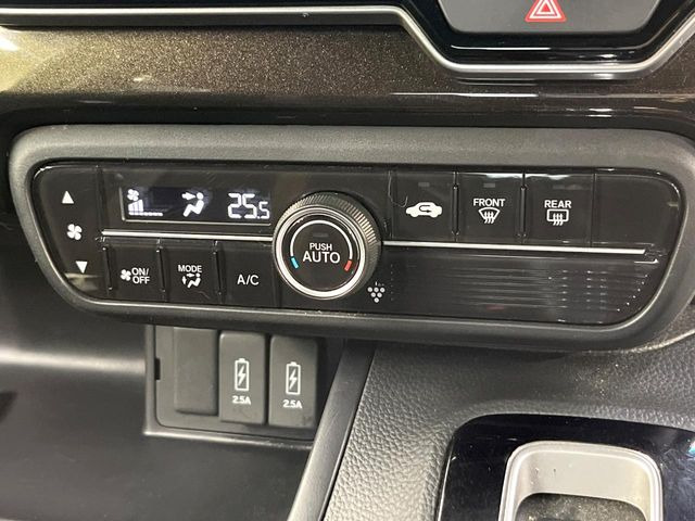 【オートエアコン】一度お好みの温度に設定すれば、車内の温度を検知し風量や温度を自動で調整。暑い&hellip;寒い&hellip;と何度もスイッチ操作をする必要はありません。快適な車内空間には必須の機能ですね♪