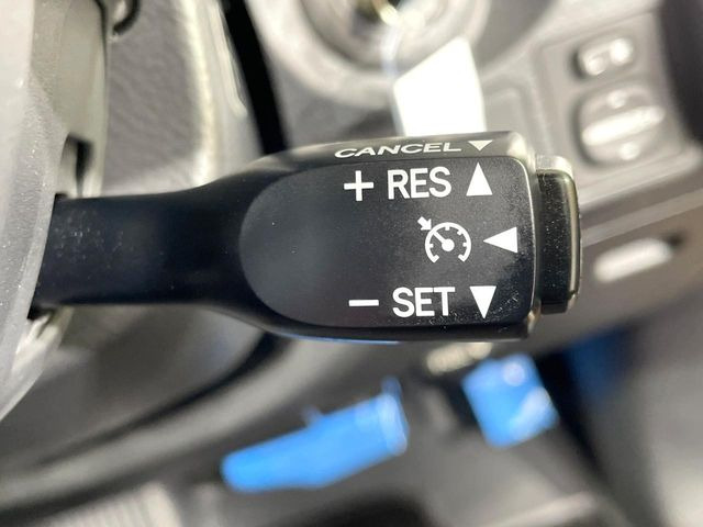 【クルーズコントロール】高速道路もラクラク走行。アクセルを離しても一定速度で走行ができ、長距離運転時の負担を軽減!加速・減速も簡単なスイッチ操作で調整できます。