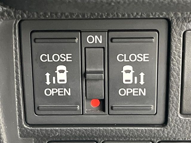 【両側パワースライドドア】スマートキーや運転席のスイッチで後席両側スライドドアの開閉が可能♪電動だから力を入れてドアを開ける必要が無く、小さなお子様でも簡単に開け閉めでき快適です♪